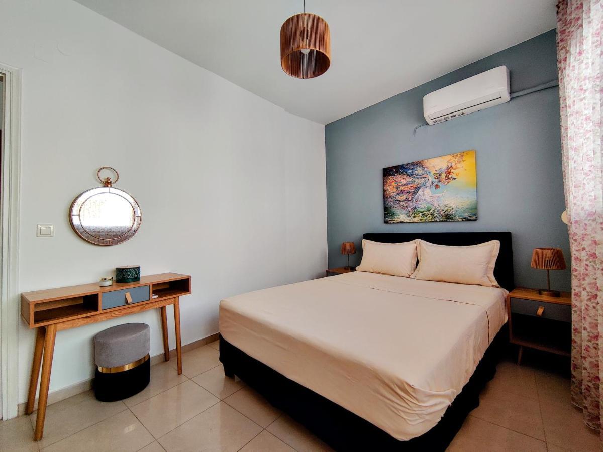 Center Oasis With A Pop Of Light Blue